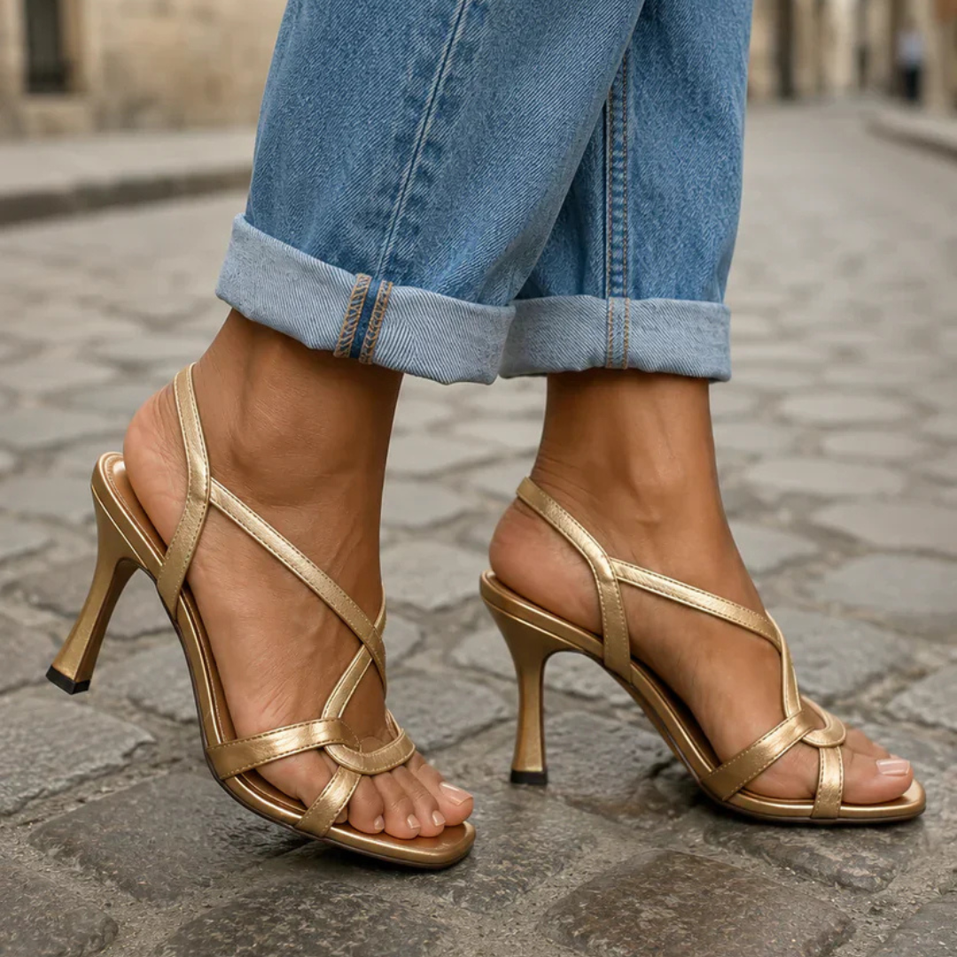 Sandalias doradas metalizadas con tiras cruzadas.