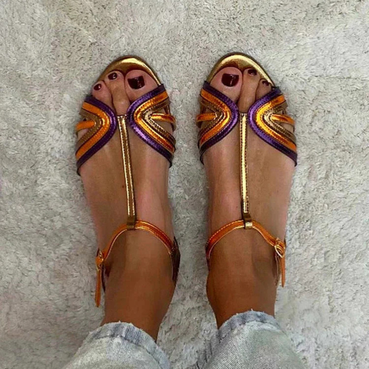 Sandalias doradas con hebilla y tira multicolor