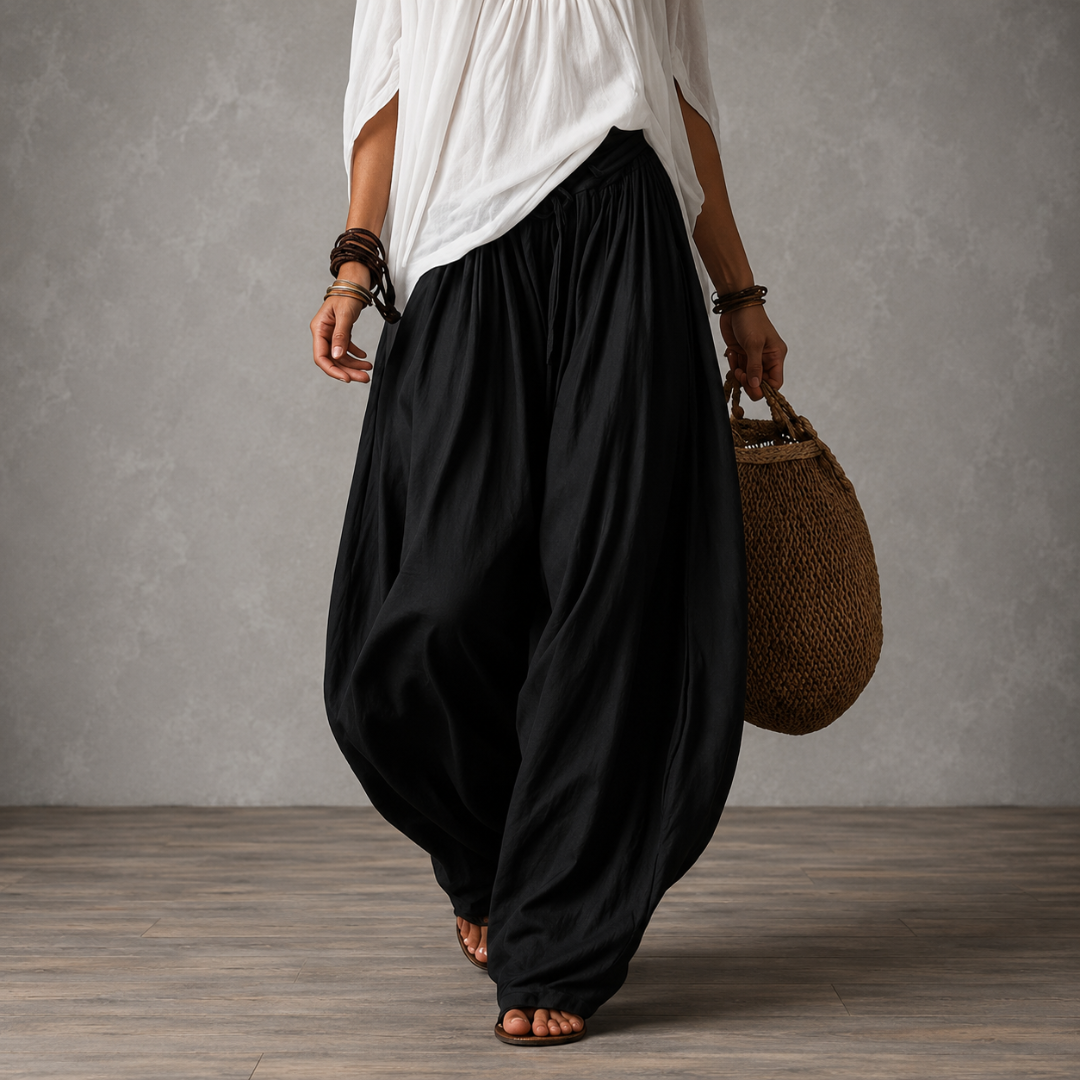Top blanco con los hombros descubiertos y pantalones acampanados estilo farol.