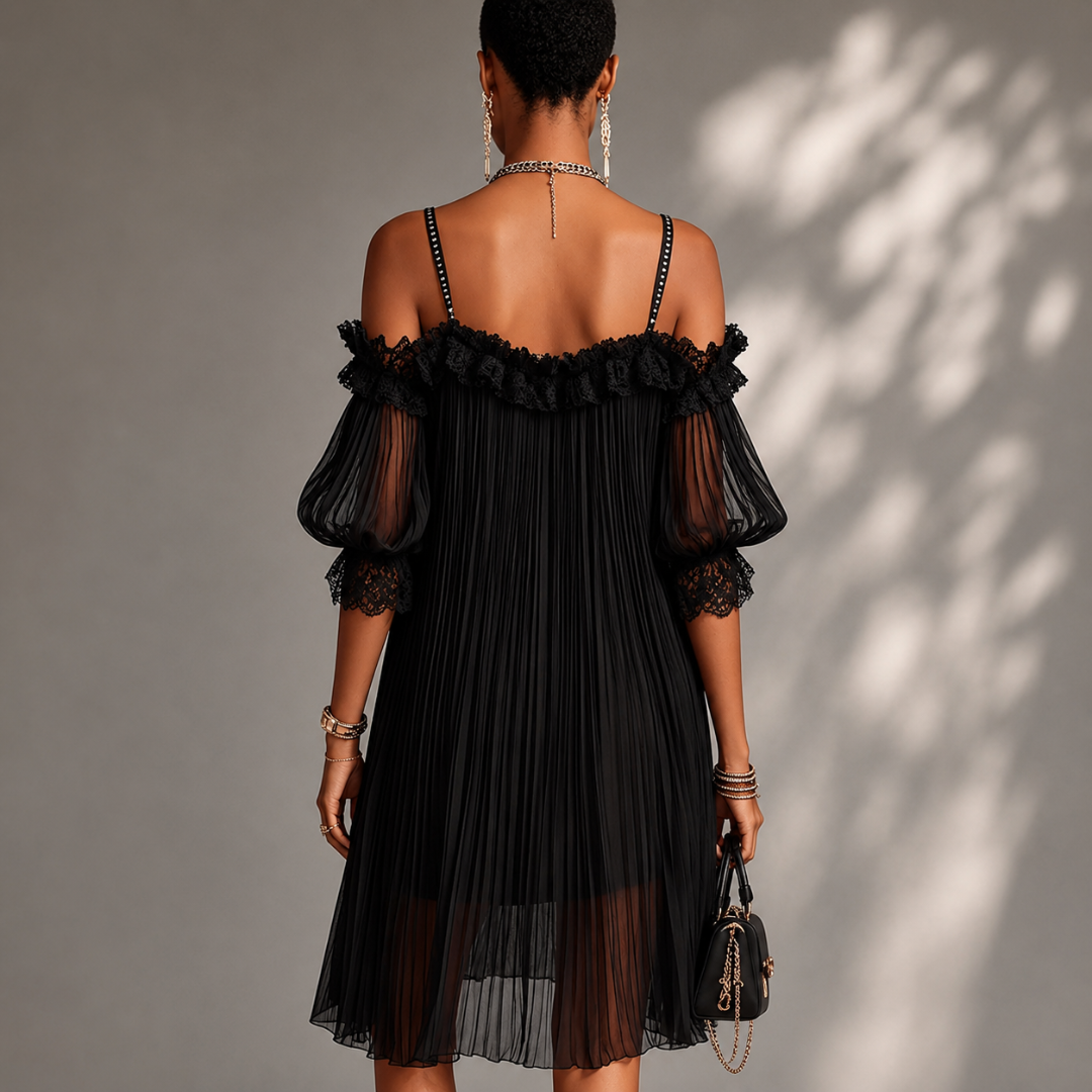 Victoria | Minivestido de muselina negra con tirantes que dejan los hombros al descubierto y ribete de encaje.