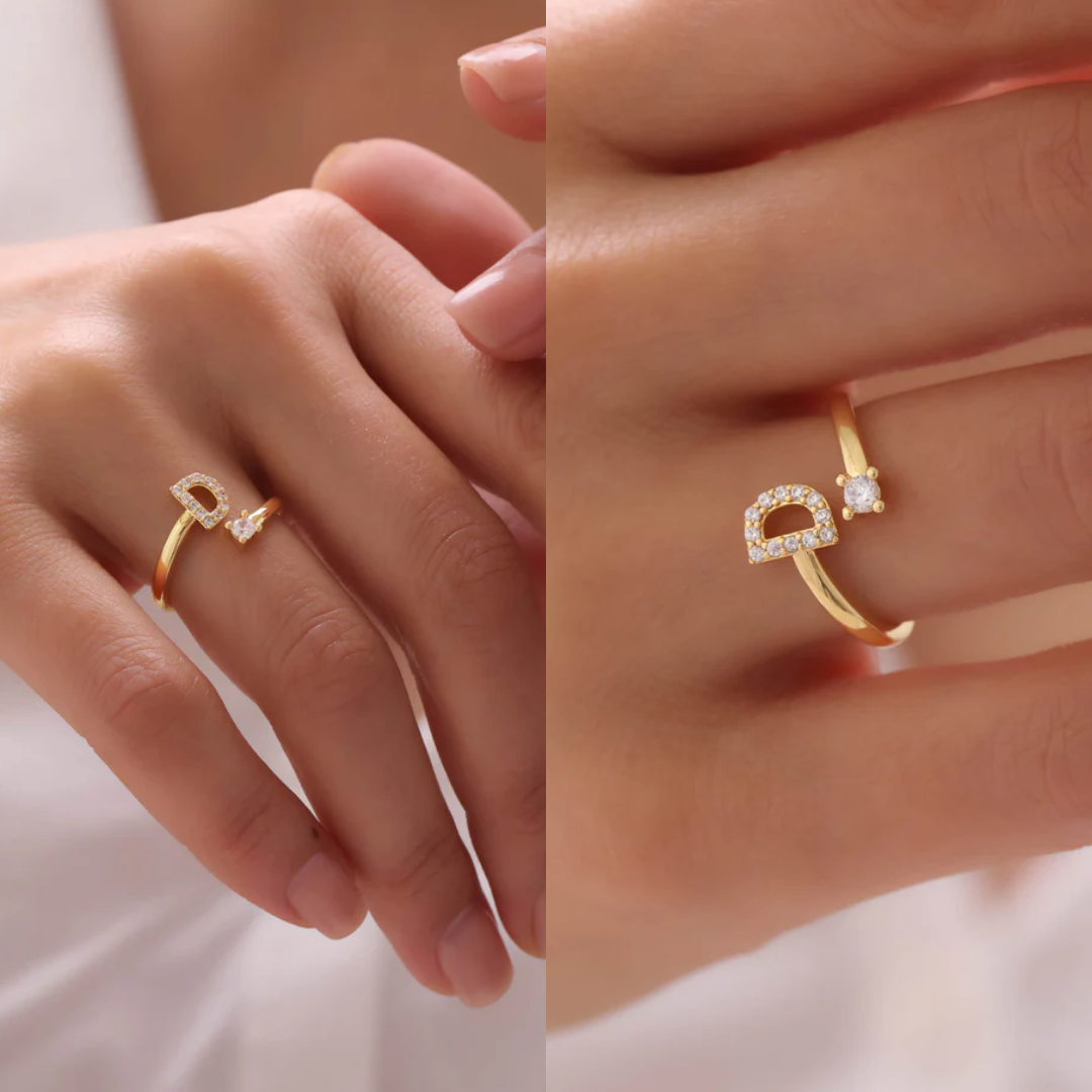 Anillo elegante con letra