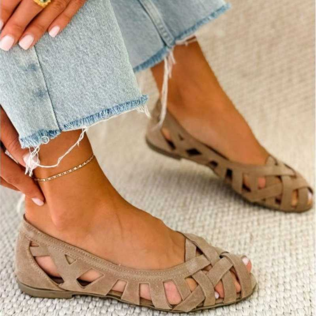 Sandalias planas con puntera abierta y tejido entrecruzado.