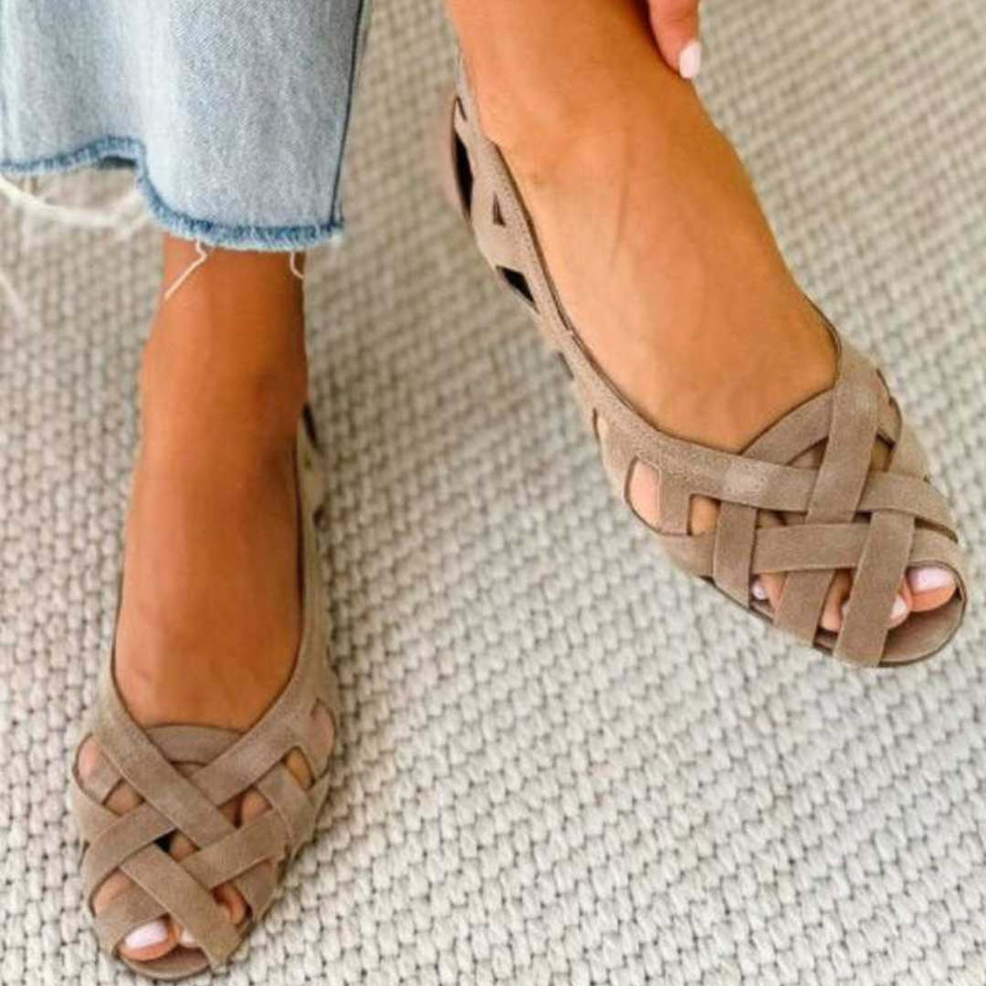 Sandalias planas con puntera abierta y tejido entrecruzado.
