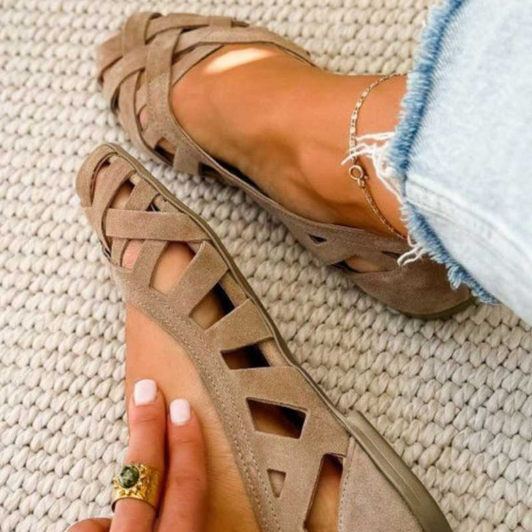 Sandalias planas con puntera abierta y tejido entrecruzado.