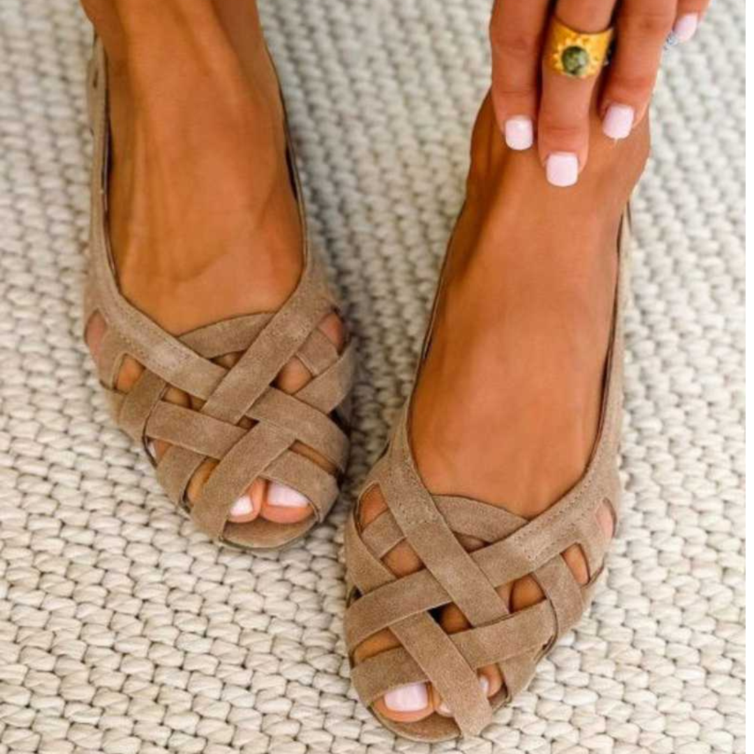 Sandalias planas con puntera abierta y tejido entrecruzado.