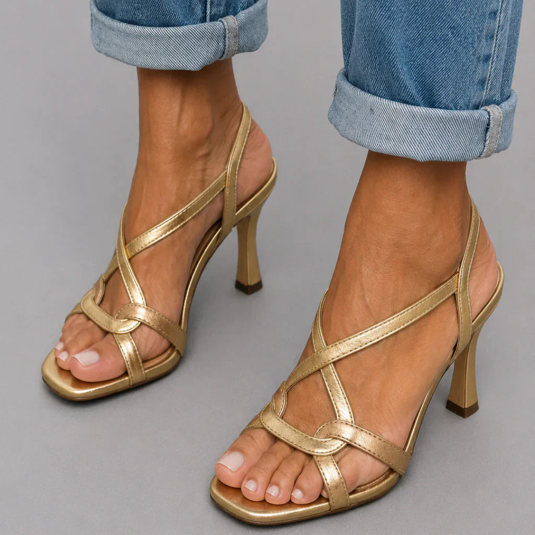 Sandalias doradas metalizadas con tiras cruzadas.