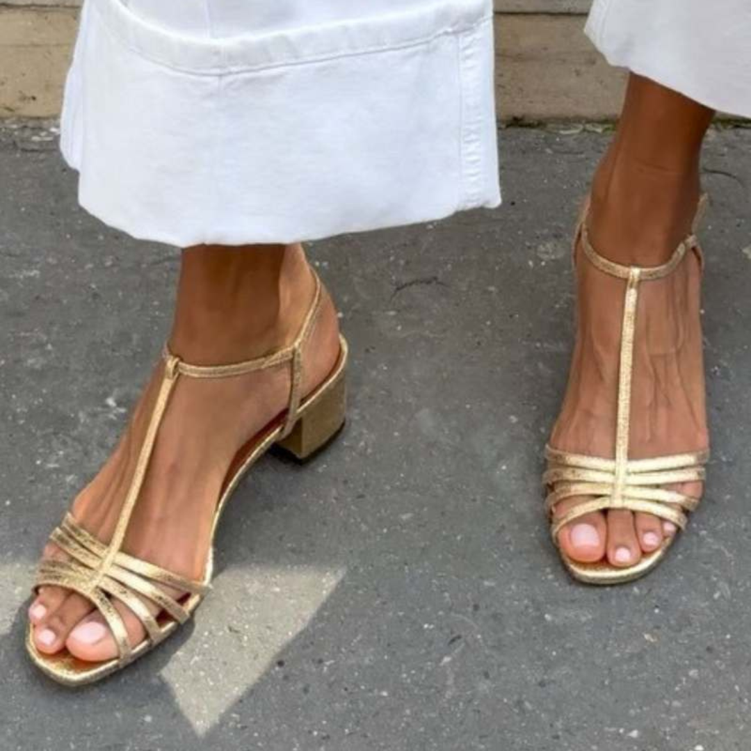 Sandalias con tachuelas metálicas