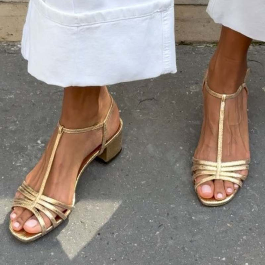 Sandalias con tachuelas metálicas