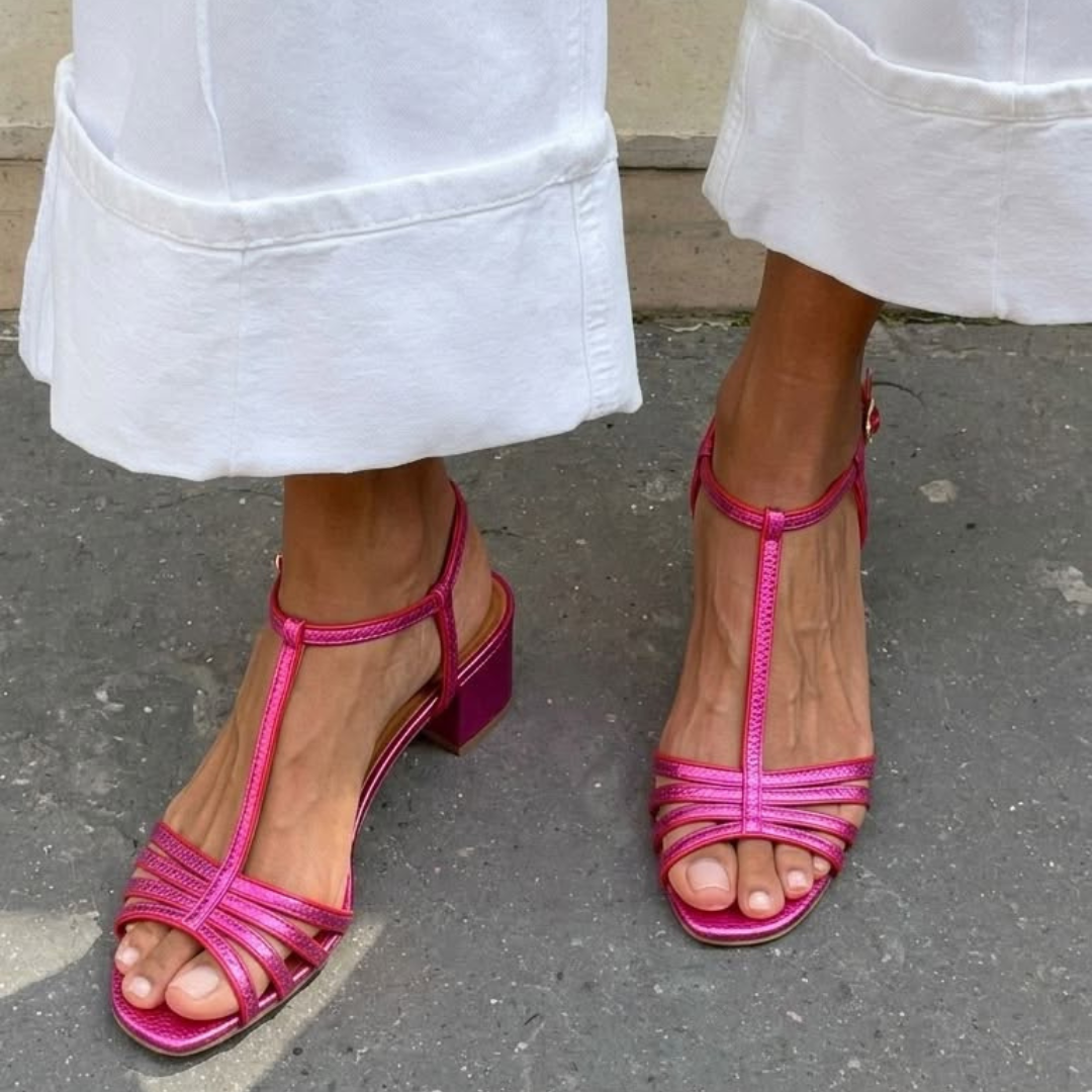 Sandalias con tachuelas metálicas