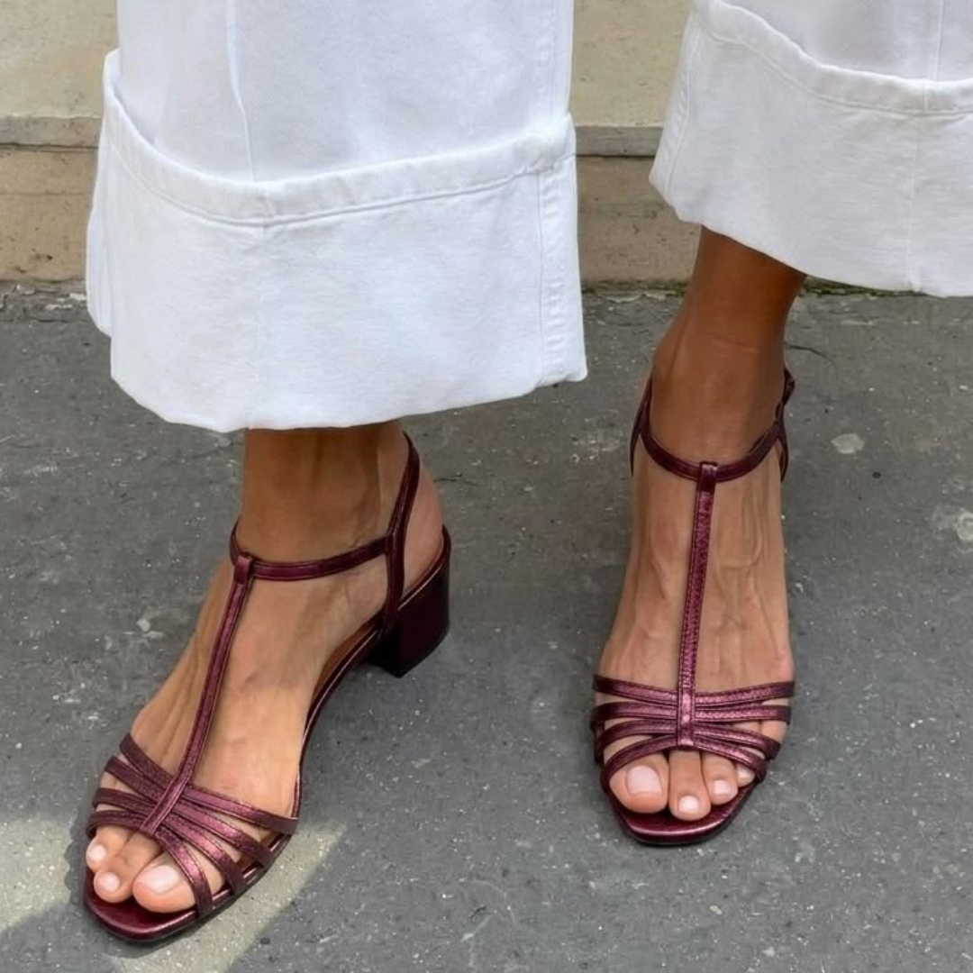 Sandalias con tachuelas metálicas