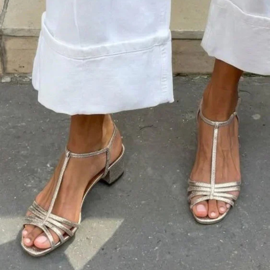 Sandalias con tachuelas metálicas