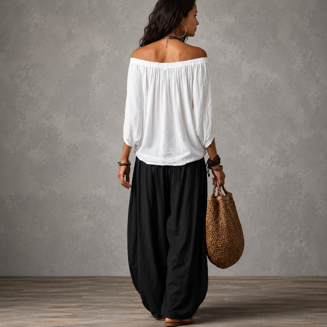 Top blanco con los hombros descubiertos y pantalones acampanados estilo farol.