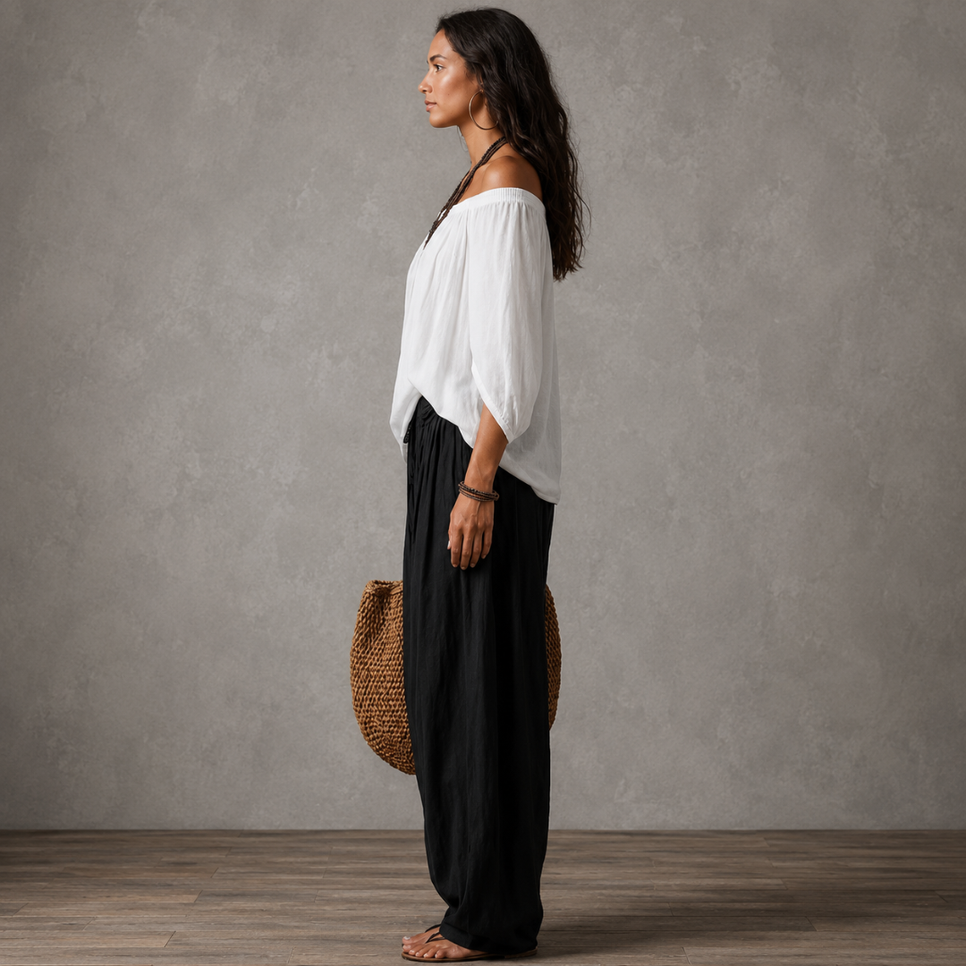 Top blanco con los hombros descubiertos y pantalones acampanados estilo farol.